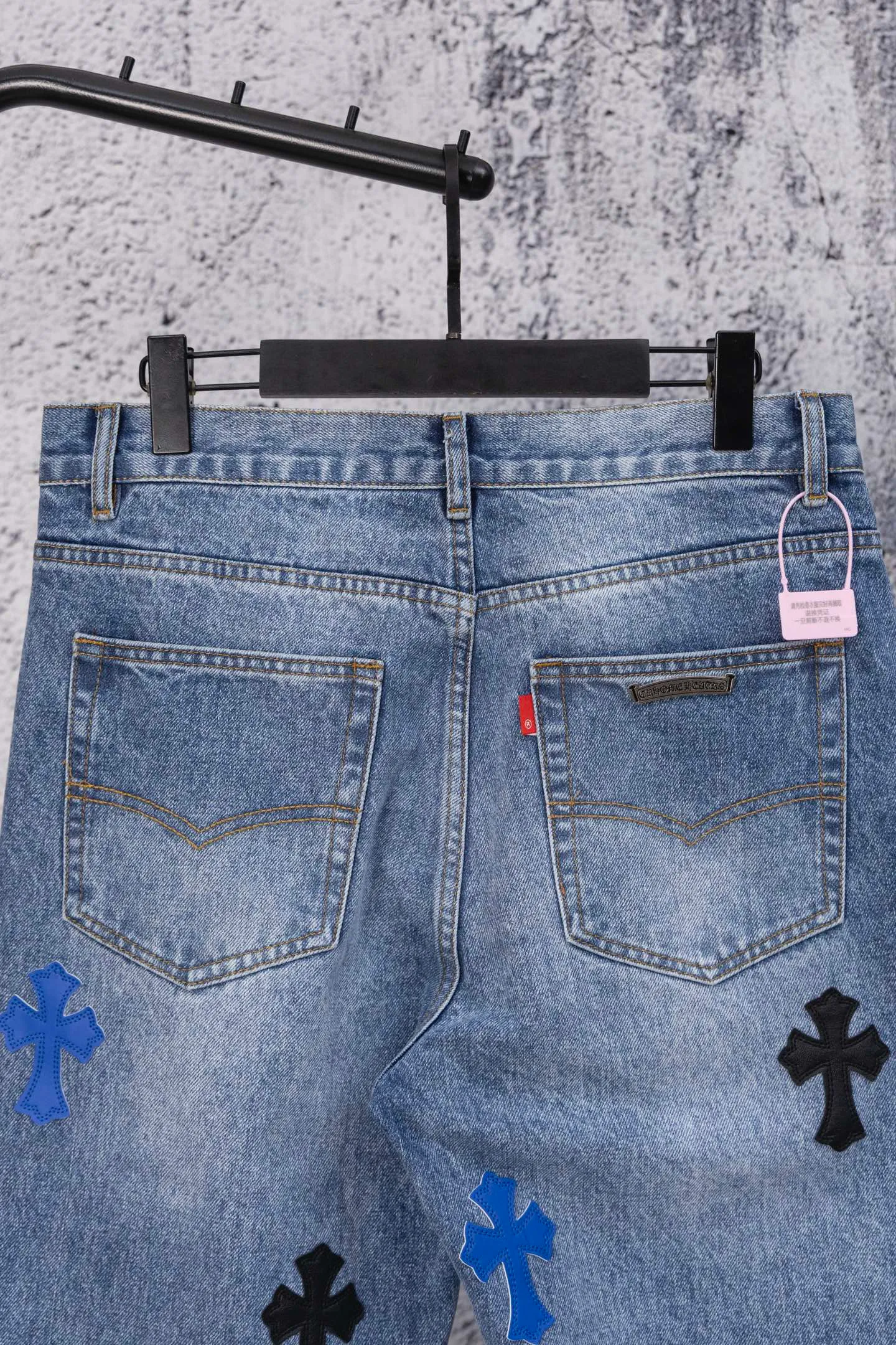 P240 CH Chromehearts limited edition black and white blue cross patchwork leather jeans, priced at 34W level, patchwork cross pattern embellishment, washed jeans! ! An absolutely high-end luxury product, a 1.9W-level god-level single product, a super popular product, made by top heavy industry, a magic weapon that cannot be missed! [About Zangyin] This is an extremely luxurious fashion brand that can also be called the aristocracy of the high street. It has always been an exclusive brand for some hipsters or rich second generations. Compared with ordinary high streets, it is more luxurious and noble. Compared with luxury brands, it is more fashionable and individual. It has always been a brand that I have a special liking for. [Top heavy industry fashion design] Consistently high-street luxury style. Speaking of this style, the Zangyin family and GU family are definitely the leading representative brands. Especially the Zangyin family has really achieved a state-of-the-art effect in creating high-street style. The unique washed material is used to create this style. The color system is already quite eye-catching. After it is decorated with patchwork cross flowers, it cleverly highlights the charm of the brand. Secondly, this style uses classic The high-waist cutting design highlights the long legs and fashionable temperament of the upper body. The brand is highly recognizable and the slim fit configuration is more suitable for daily wear. It is a product that interprets personality, fashion, and specifications at a glance. This single product is enough to make any fan excited. It can be a white T-shirt for a youthful college style, or a tight suspender for a royal style. It has strong matching ability and can be easily controlled by men.  [Materials and craftsmanship] Needless to say, this point goes without saying. As an excellent craftsman brand, Zangyin’s requirements for details and craftsmanship are really perfect. The washed color of this model has gone through so many processes, not to mention the embellishment of denim appliques. It is also purely hand-made and sewn. Just like what they believe in, only hand-made things have soul and have the meaning of wear. A top-notch heavy-duty fashionable denim item, I look forward to your perfect interpretation! !  Color: blue Size: 28-36